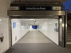 L'accès no&nbsp;1 « Rue Jean Mermoz ».