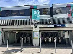 L'accès no&nbsp;2 « Rue Ernest Renan ».