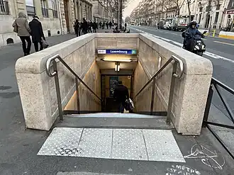 L'accès no&nbsp;4 « Rue Auguste Comte ».