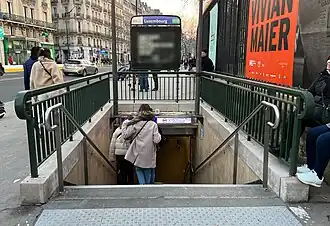 L'accès no&nbsp;1 « Place Edmond Rostand ».