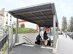 L'accès no&nbsp;3 « Avenue de la République » le long de la rue du Docteur Lebel.