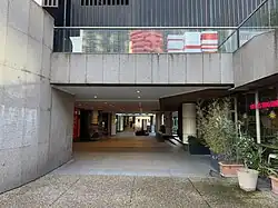 L'accès no&nbsp;3 « Quai de Dion-Bouton ».