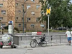 L'accès no&nbsp;3 « Avenue de la Division-Leclerc ».