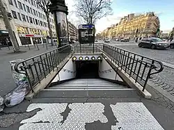 L'accès no&nbsp;2 « Avenue de la Grande Armée ».