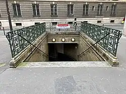 L'accès no&nbsp;3 « Rue de l'Université ».