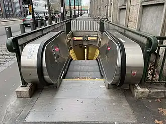 L'accès no&nbsp;5 « Avenue de la Porte de Sèvres ».