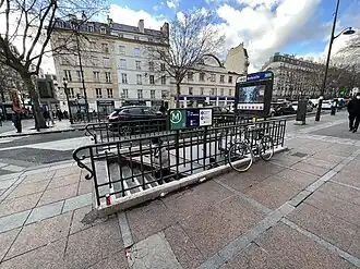 L'accès no&nbsp;2 « Rue de Belleville ».