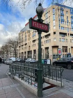 L'accès no&nbsp;4 « Terre-plein central du Boulevard de la Villette ».