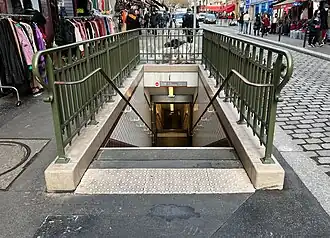 L'accès no&nbsp;9 « Cour de la Grâce de Dieu ».