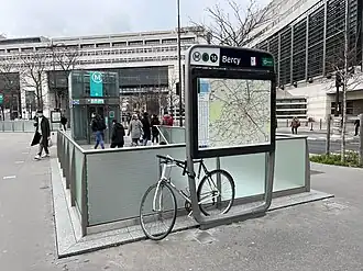 L'accès no&nbsp;2, « Boulevard de Bercy », avec l'ascenseur au fond.