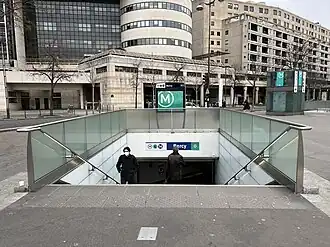 L'accès no&nbsp;1, « Place du Bataillon du Pacifique ».