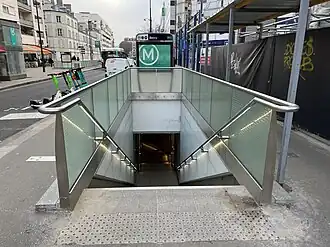L'accès no&nbsp;5, « Rue Paul Belmondo ».
