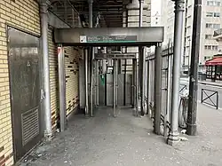 L'accès no&nbsp;2 « Place des Martyrs-Juifs ».