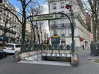 L'unique entrée de la station avec son édicule Guimard.