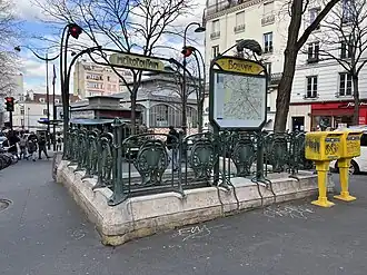 Vue arrière de l'édicule ornant l'accès à la station.
