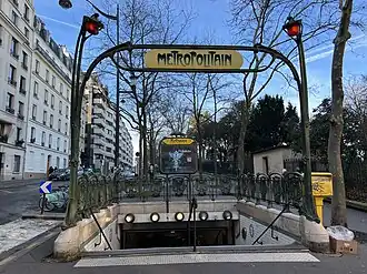 L'entrée de la station avec son édicule Guimard.