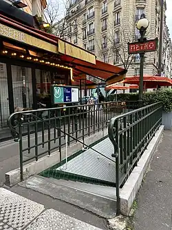 L'accès no&nbsp;1, « Rue Sarasate ».