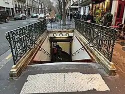 Accès no&nbsp;2 « Avenue de Clichy ».