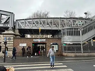 La sortie opposée sur le côté sud du même terre-plein.