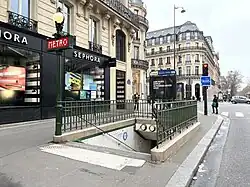 L'accès no&nbsp;5 « Rue de la Chaussée-d'Antin ».