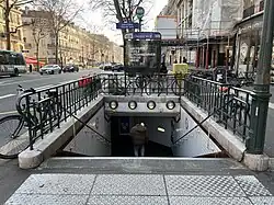 L'accès no&nbsp;2, côté rue du Chemin-Vert.