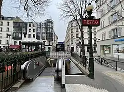 L'accès no&nbsp;2, « Rue des Entrepreneurs ».