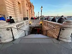 L'accès no&nbsp;7 « Avenue Gabriel ».