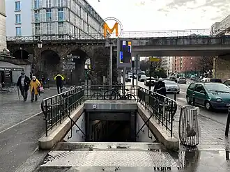 L'accès no&nbsp;2, « Avenue Corentin-Cariou ».