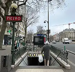 L'accès no&nbsp;2, « Rue Claude-Decaen ».