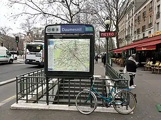 Accès principal à la station, place Félix-Éboué.