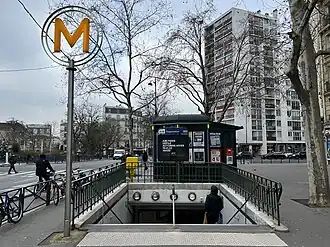 Vue frontale de l'accès à la station.