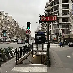 L'accès no&nbsp;2, « Rue Michel-Ange ».