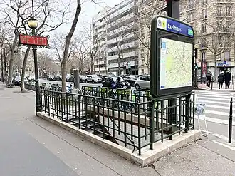 Entrée de la station sur le Boulevard Exelmans.
