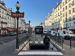 L'accès no&nbsp;3 « Rue du Faubourg Saint-Antoine ».