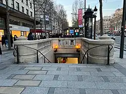 L'accès no&nbsp;2 « Rue de Marignan ».