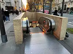 L'accès no&nbsp;3 « Avenue Montaigne ».