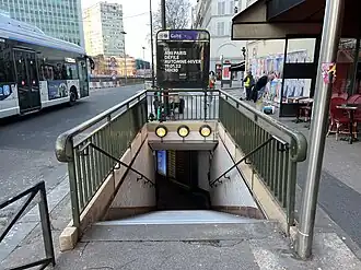 L'une des entrées de la station.