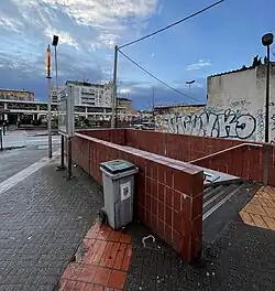 L'accès no&nbsp;1 « Avenue Gabriel-Péri ».