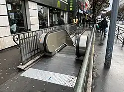 Escalier mécanique de l'accès no&nbsp;3.