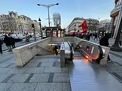 L'accès no&nbsp;2 « Avenue George-V ».