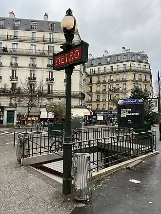 L'un des accès de la station.