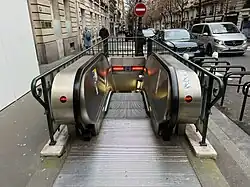 La sortie no&nbsp;2, « Rue Ribera ».