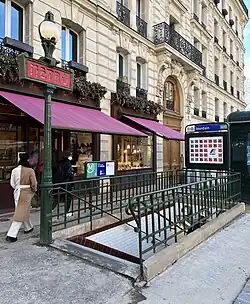 L'accès no&nbsp;3, « Rue de Belleville ».