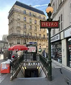 L'accès no&nbsp;2, « Rue Lassus ».