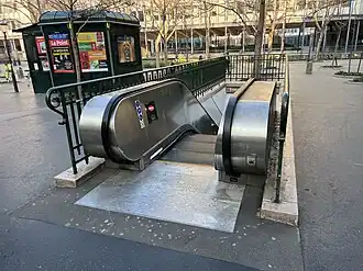 La sortie secondaire, munie d'un escalier mécanique.