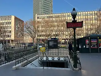 L'entrée de la station, agrémentée d'un mât Dervaux, sur la place Jussieu.