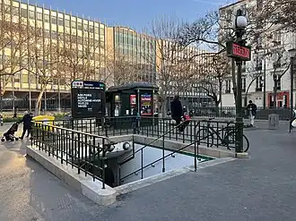 L'entrée principale d'origine, dotée d'un escalier fixe.