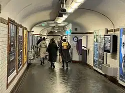 Le couloir d'entrée de la station.