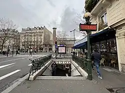 L'accès no&nbsp;2, « Avenue de Laumière ».