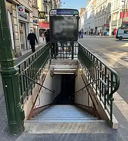 L'accès no&nbsp;2, « Rue du Faubourg Saint-Antoine ».